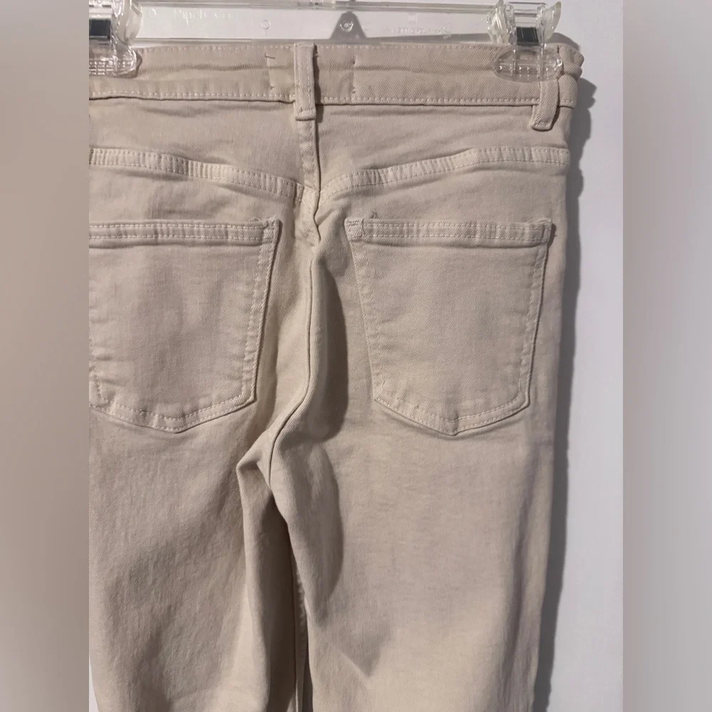 Zara Cream Straight Leg Jeans Raw Hem High Waist Super Cute and Stylish EUC
